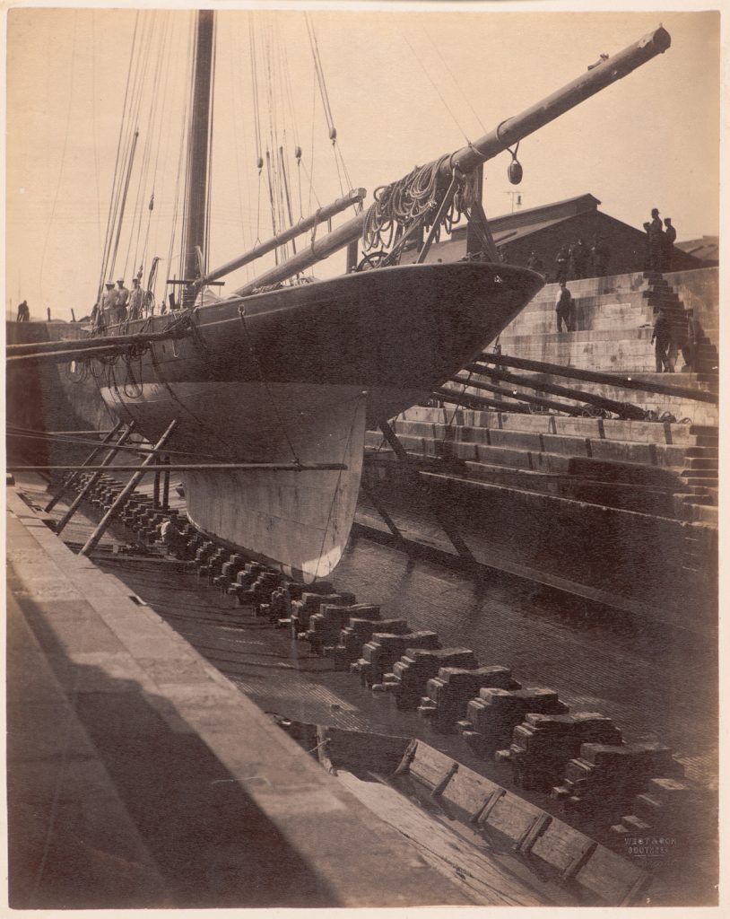 Budowa Navahoe w suchym doku.