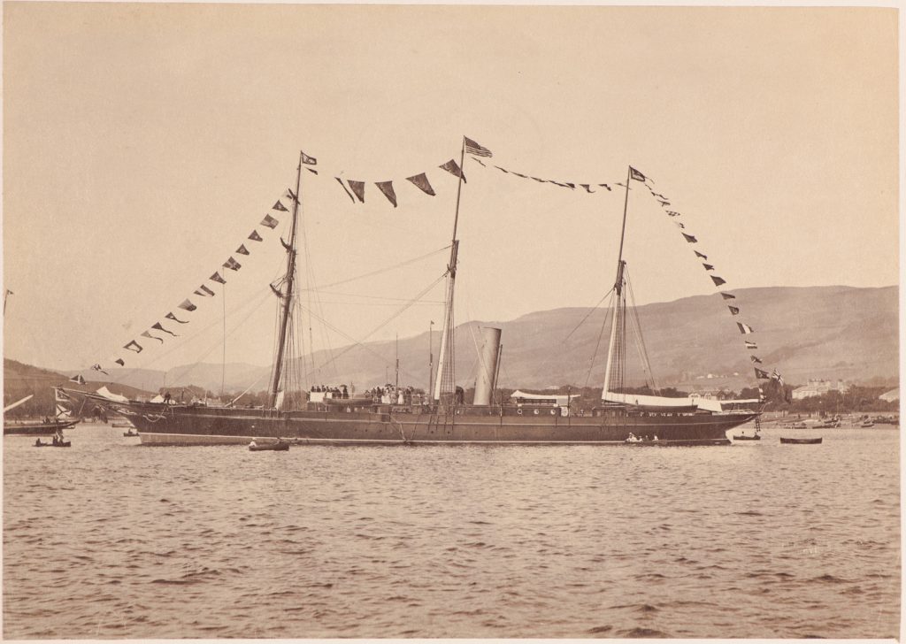 SY Mohican w gali flagowej.