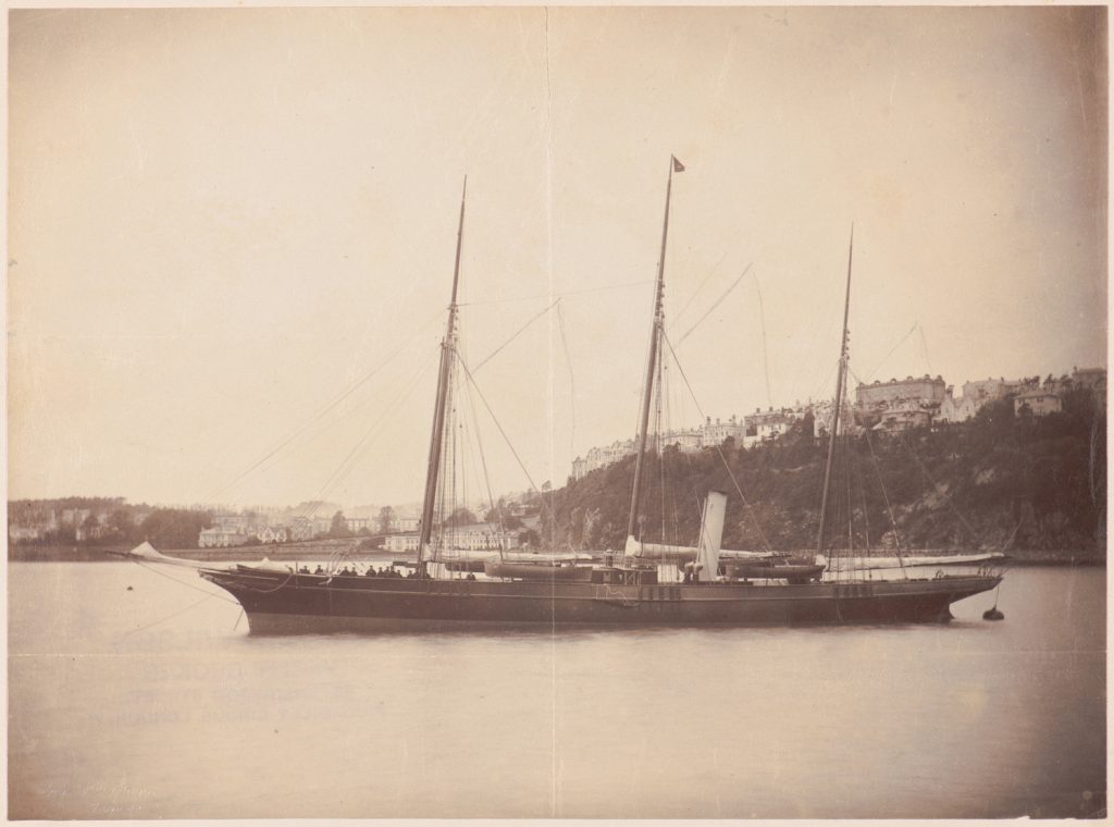 Jacht parowy stojący na kotwicy
na redzie portu w Torquay.