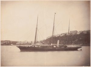 Jacht parowy stojący na kotwicy
na redzie portu w Torquay.