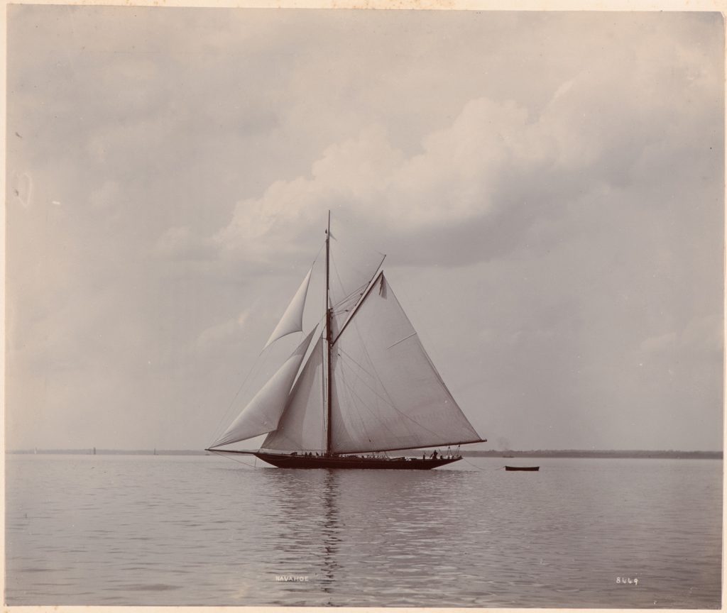 Navahoe płynie pod pełnymi żaglami przy bardzo delikatnym wietrze.