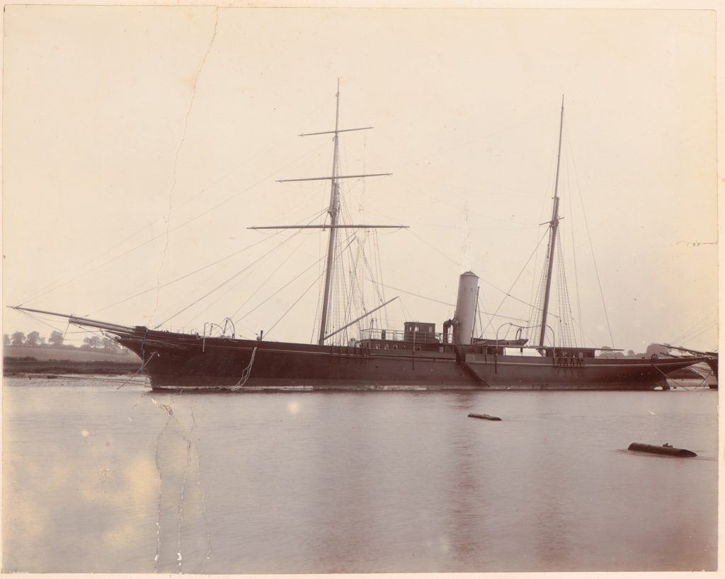 Jacht parowy stojący na kotwicy
przy bojach cumowniczych.