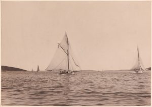 Niewielkie jachty w regatach 
wśród archipelagu chorwackiego,
w oddali boja cumownicza