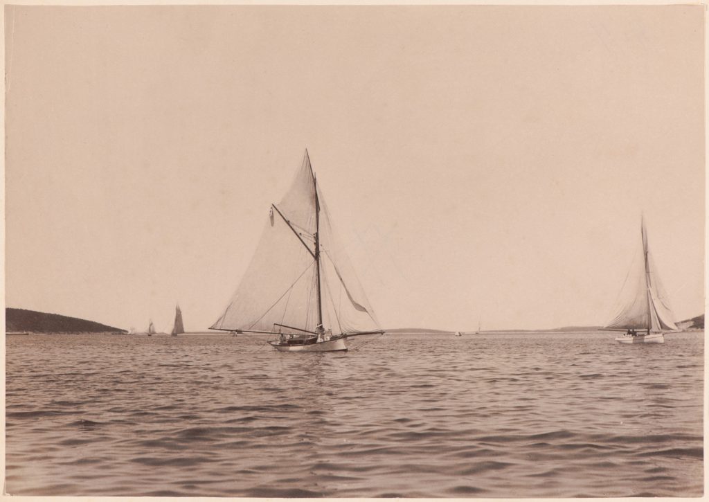 Niewielkie jachty w regatach 
wśród archipelagu chorwackiego,
w oddali boja cumownicza