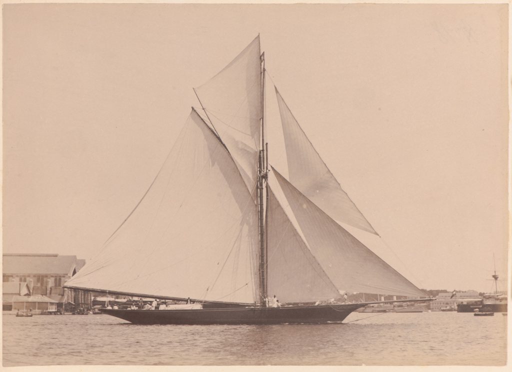 Christa płynie pod pełnymi
żaglami w porcie Pula