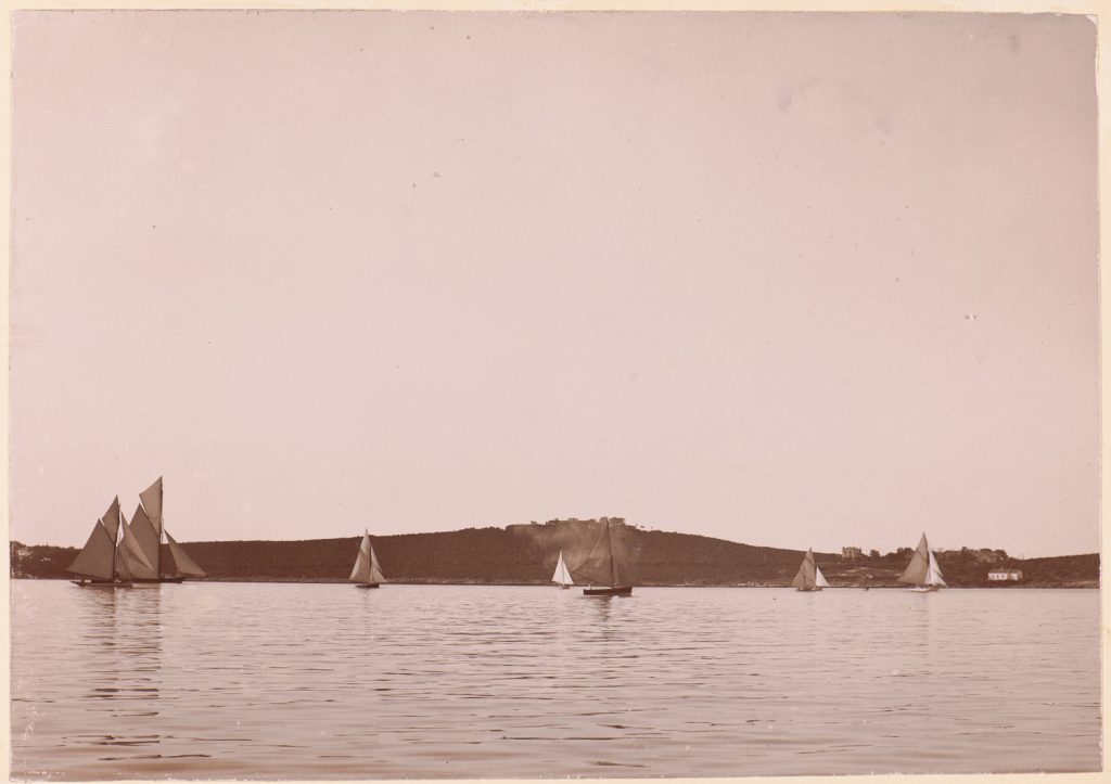 Wejście lub wyjście z portu,
w tle fortyfikacje austro-węgierskie
wokół Puli