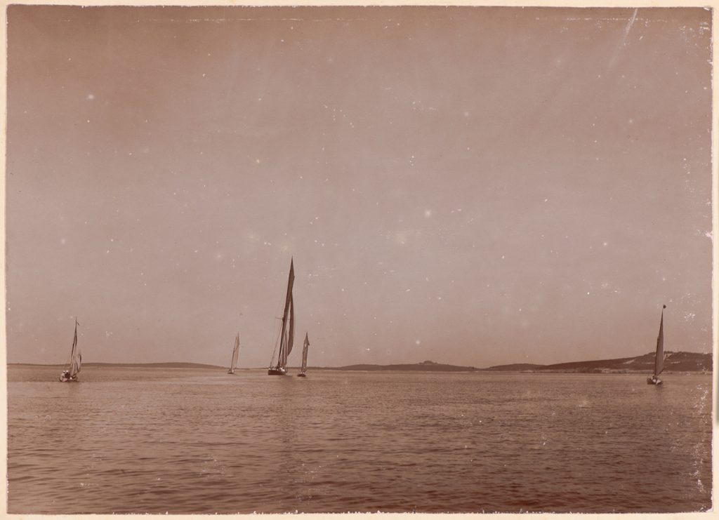 Jachty widziane od rufy,
w tle fortyfikacje austro-węgierskie
wokół Puli