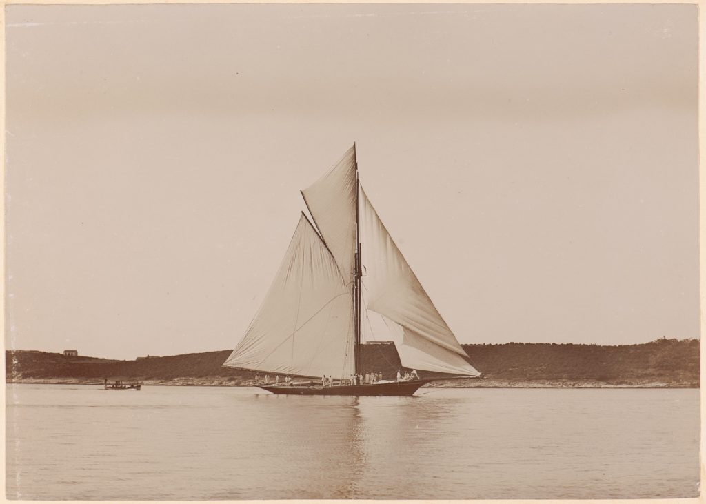 Christa, stawianie żagli,
w tle wybrzeże półwyspu Istria