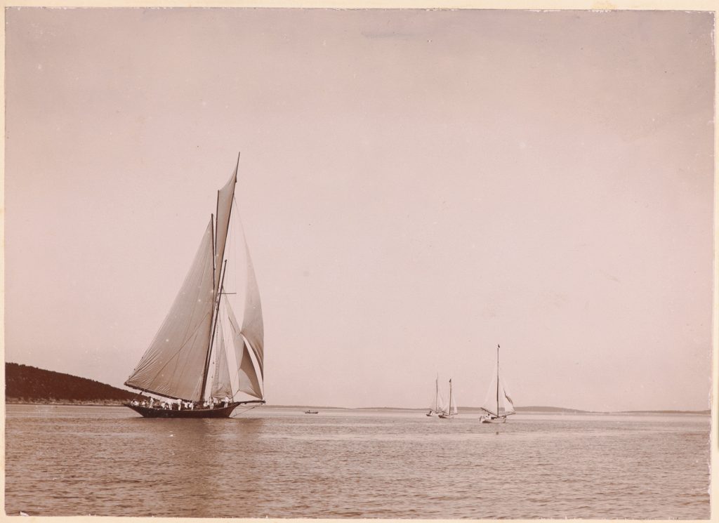 Christa, wybieranie foka,
po prawej mniejsze jachty
na Morzu Adriatyckim wśród
wysp archipelagu chorwackiego