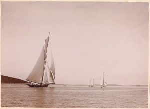 Christa, wybieranie foka,
po prawej mniejsze jachty
na Morzu Adriatyckim wśród
wysp archipelagu chorwackiego