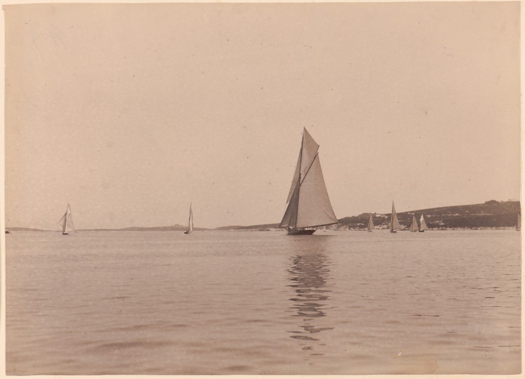 Christa wśród jachtów na Morzu Adriatyckim, w tle fortyfikacje