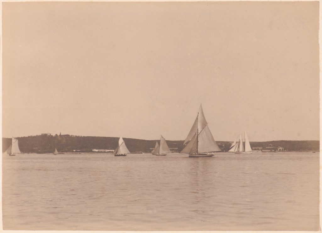 Regaty na Morzu Adriatyckim,
w tle fortyfikacje wokół Puli,
z prawej jacht Senj