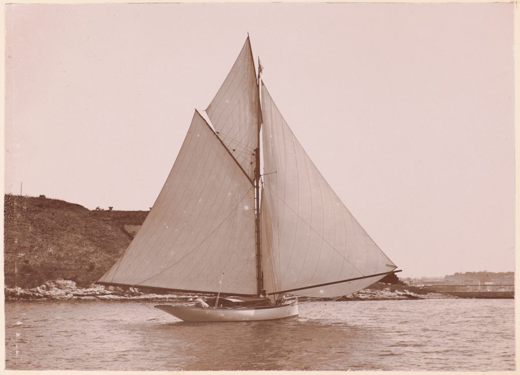 Wejście niewielkiego jachtu
do portu w Puli