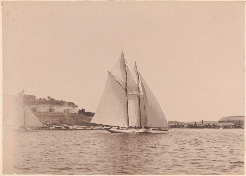 Wejście jachtów do portu w Puli,
w tle fortyfikacje austro-węgierskie