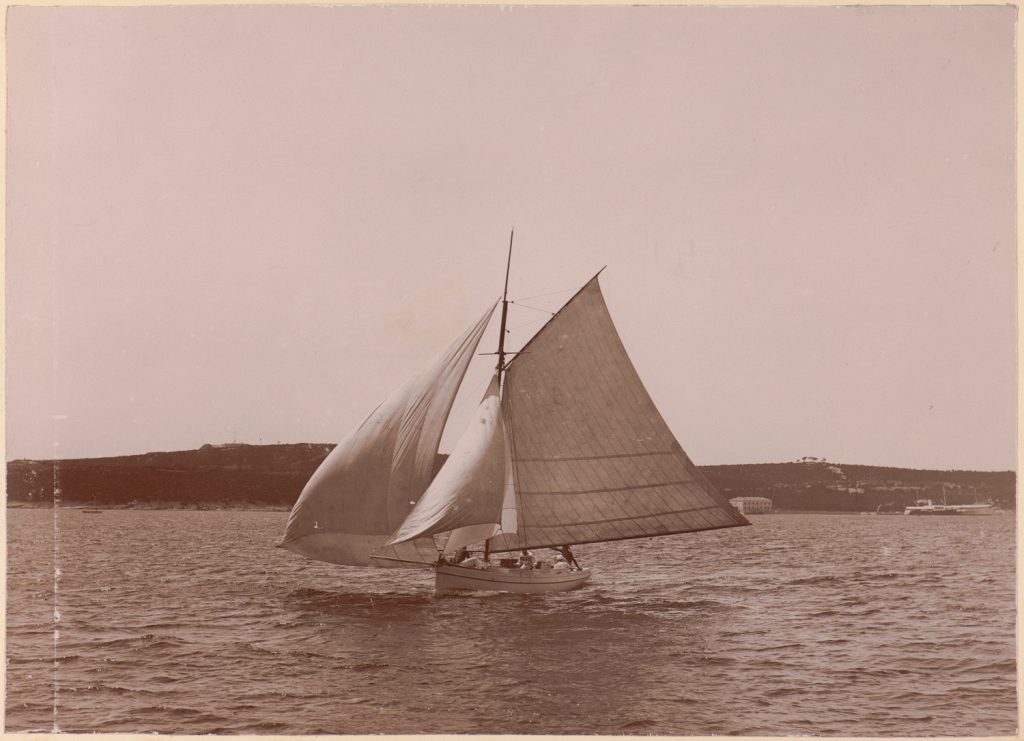 Niewielki jacht płynie pod pełnymi 
żaglami „na motyla”, wybrzeże
półwyspu Istria