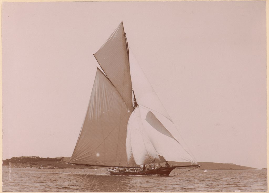 Christa płynie lewym halsem
na Morzu Adriatyckim,
w tle fortyfikacje austro-węgierskie
wokół Puli