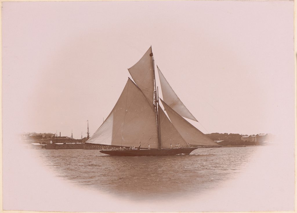 Christa płynie pod pełnymi żaglami,
w tle port w Puli
autor nieznany