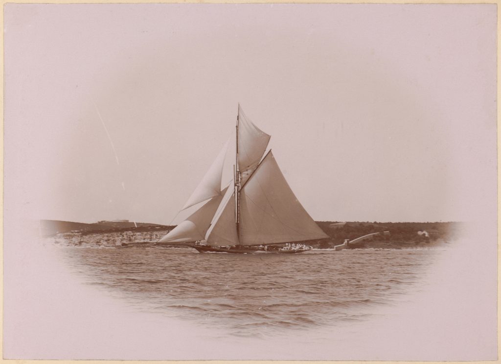 Christa płynie pod pełnymi żaglami
na Morzu Adriatyckim, w tle
fortyfikacje austro-węgierskie
wokół Puli