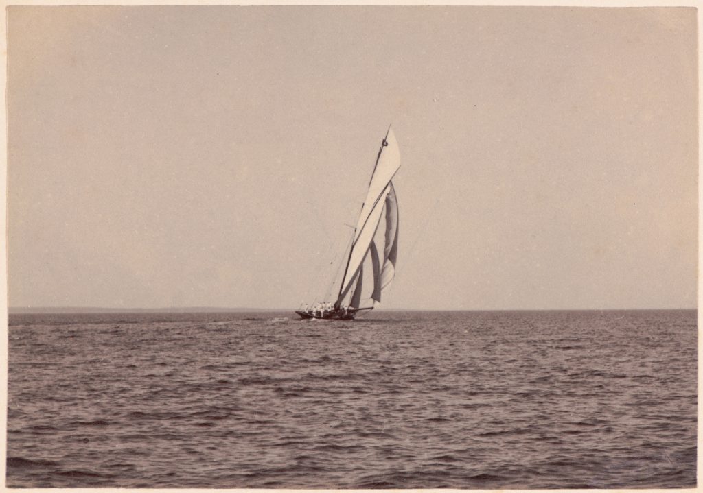 Christa na pełnym morzu płynie
lewym halsem