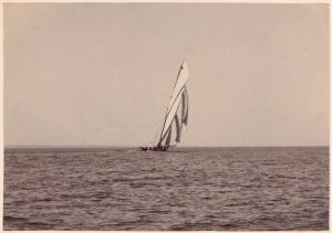 Christa na pełnym morzu płynie
lewym halsem