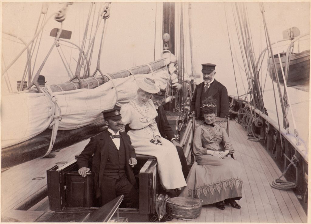 Portret grupowy
na pokładzie jachtu
parowego