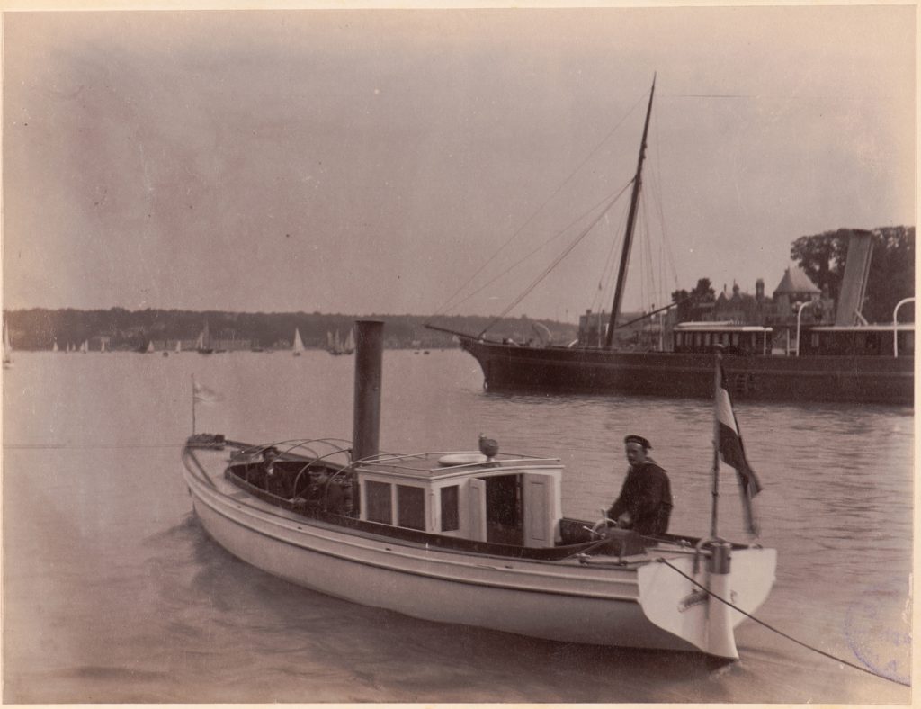 Łódź komunikacyjna zacumowana
rufą do brzegu