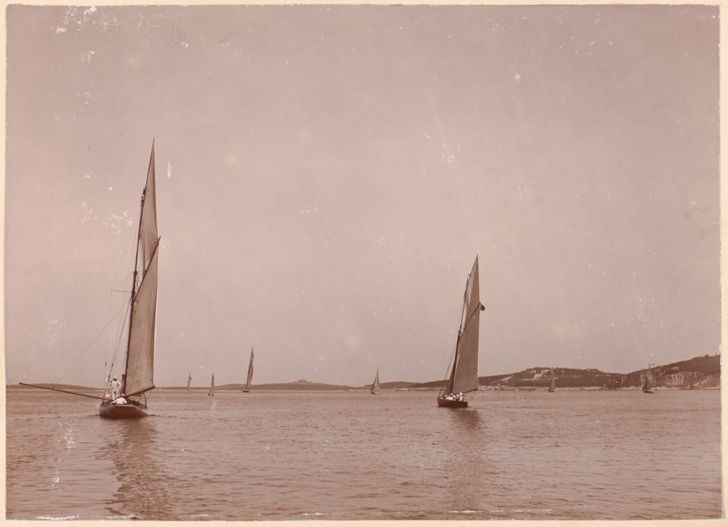 Jachty na Morzu Adriatyckim,
w tle fortyfikacje austro-węgierskie
wokół Puli
autor nieznany