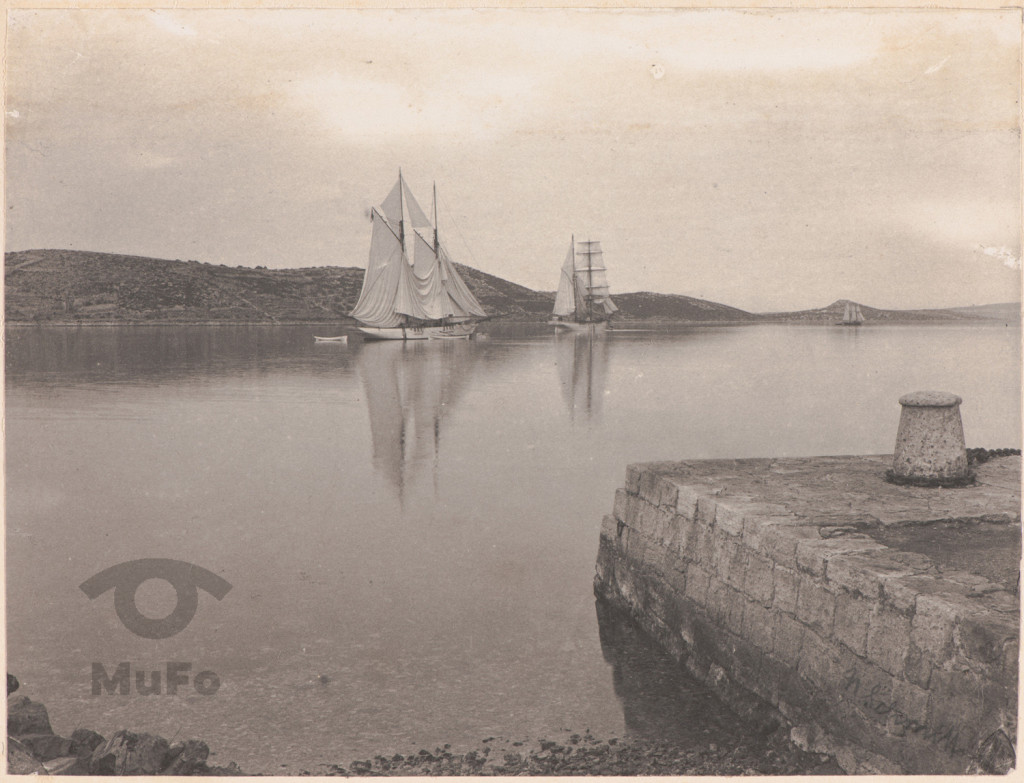 Wyjście z portu Mali Lošinj (dawniej
Lussinpiccolo) jachtu Senj,
w tle brygantyna