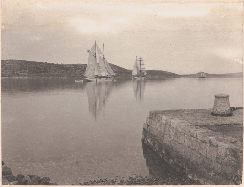 Wyjście z portu Mali Lošinj (dawniej
Lussinpiccolo) jachtu Senj,
w tle brygantyna