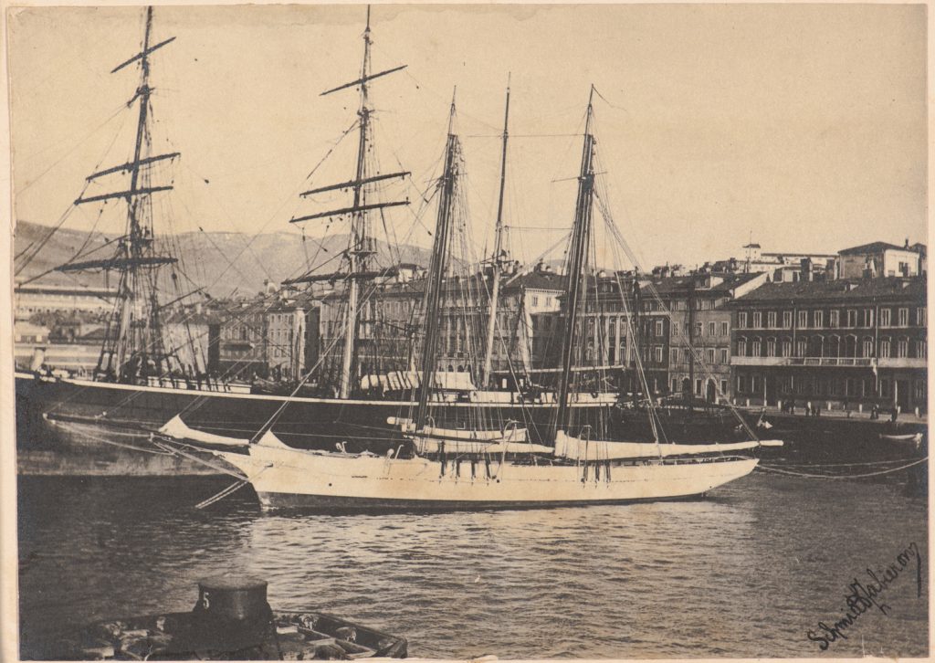 Senj w porcie Triest stoi na kotwicy
ustawiony rufą do nabrzeża