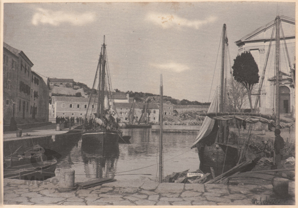 Port w Veli Lošinj (dawniej Lussingrande), po prawej
kościół św. Antoniego Pustelnika