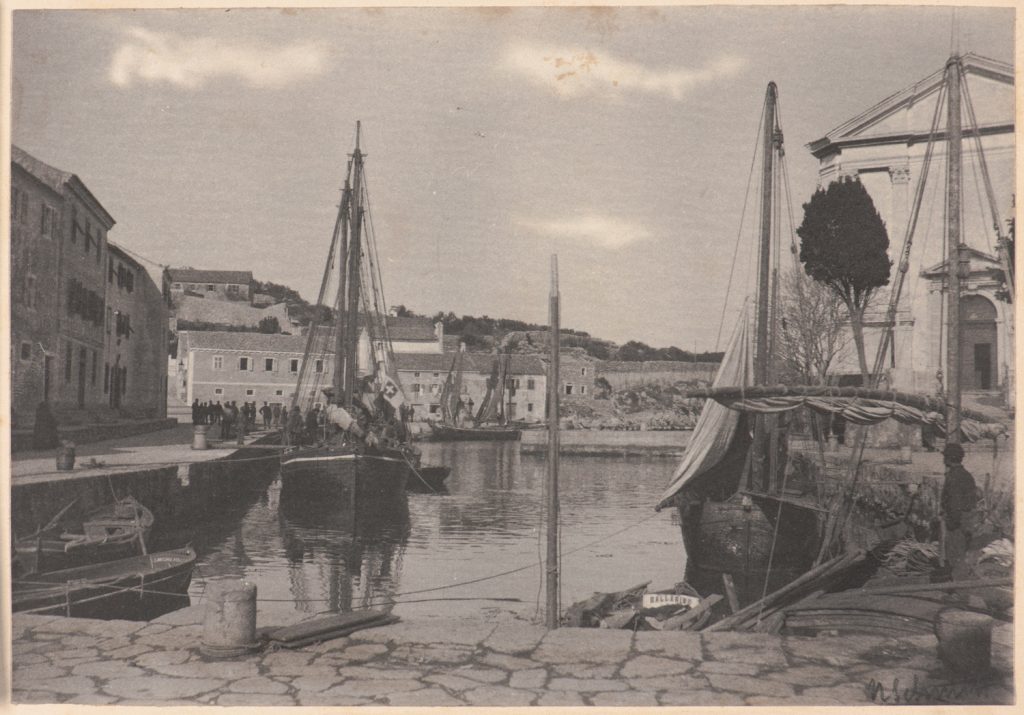 Port w Veli Lošinj (dawniej Lussingrande), po prawej
kościół św. Antoniego Pustelnika