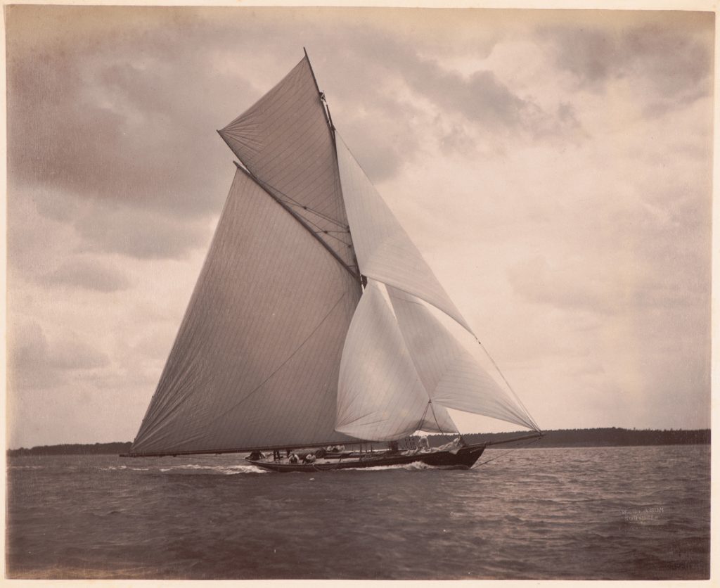 Varuna płynie pod pełnymi żaglami
lewym halsem