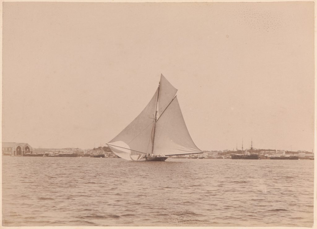 Christa płynie fordewindem
„na motyla” przez port w Puli