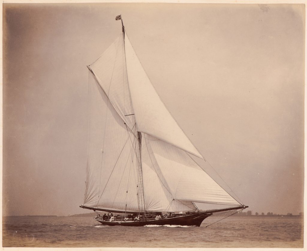 Yarana płynie pod pełnymi żaglami
lewym halsem