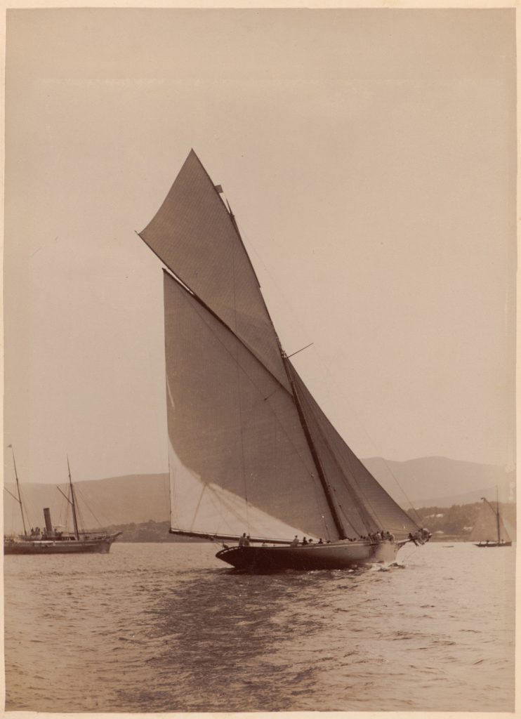 Christa płynie prawym halsem,
marynarze zwijają sztaksla
autor nieznany