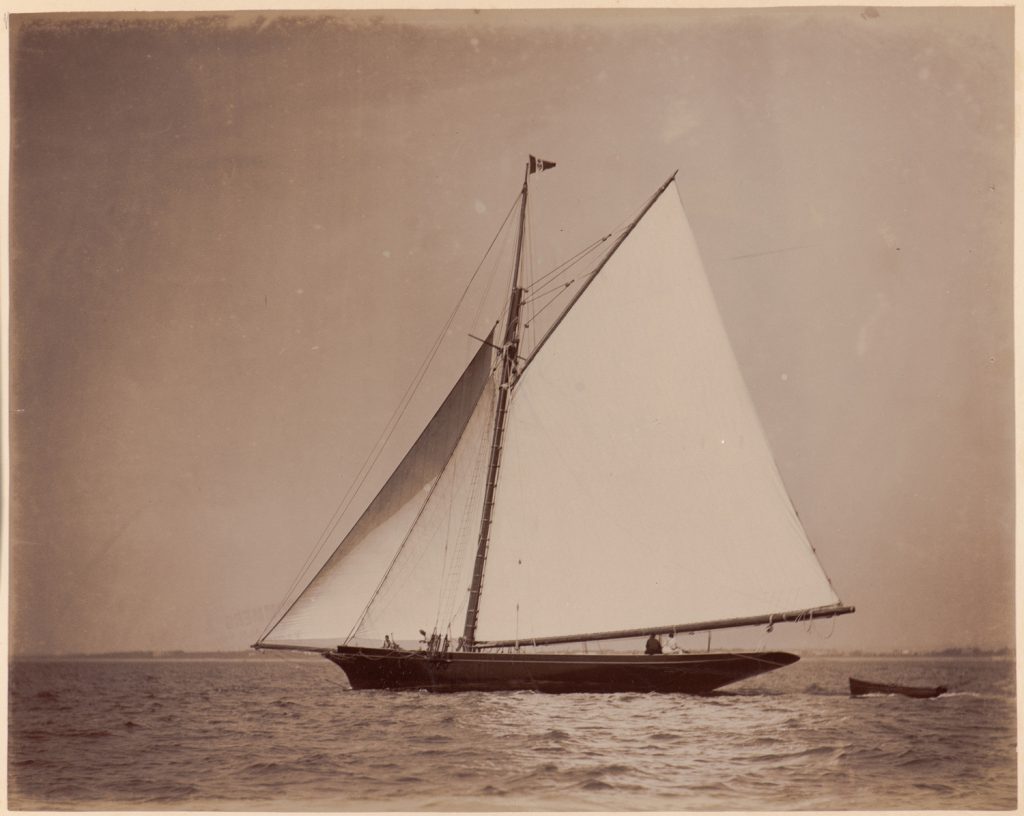 Jacht płynie lewym halsem