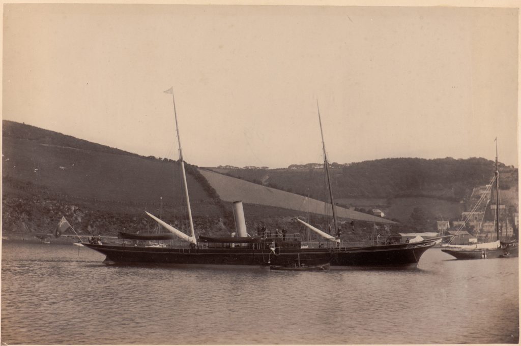 Brytyjski jacht parowy stoi
na kotwicy na redzie