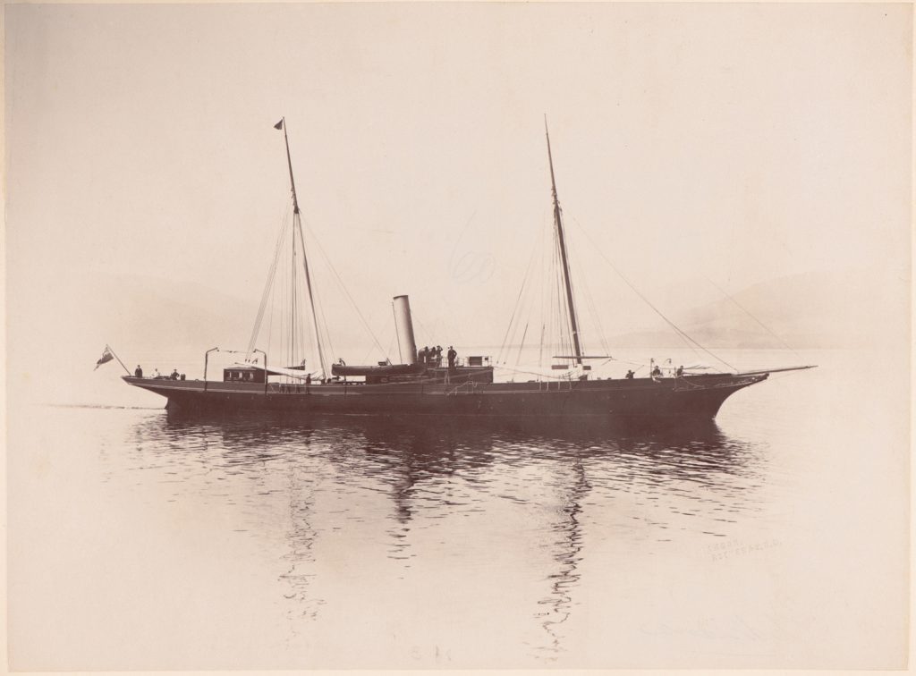 Żaglowiec parowy  "Adriana" na akwenie wodnym