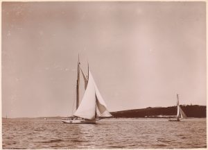 Dwie żaglówki na Morzu Adriatyckim w tle fortyfikacje