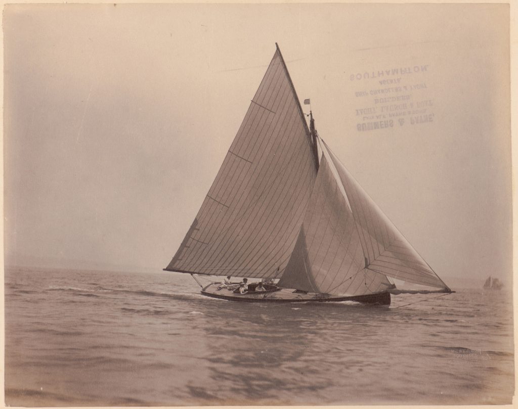 Windfall płynie lewym halsem