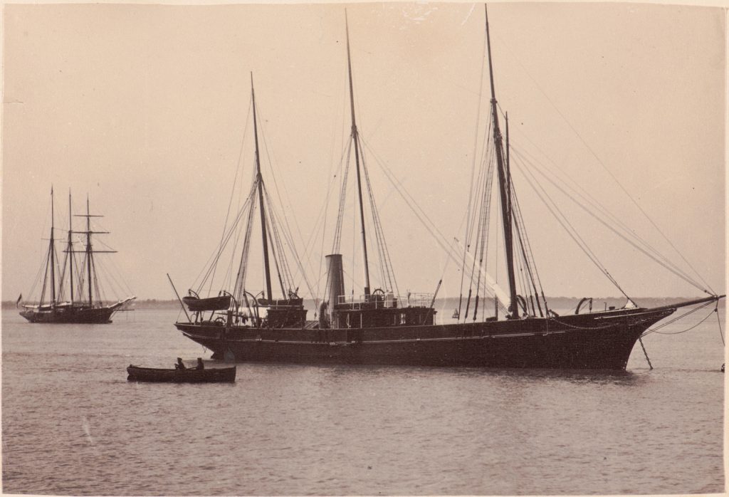 Jacht parowy stojący
na kotwicy na redzie