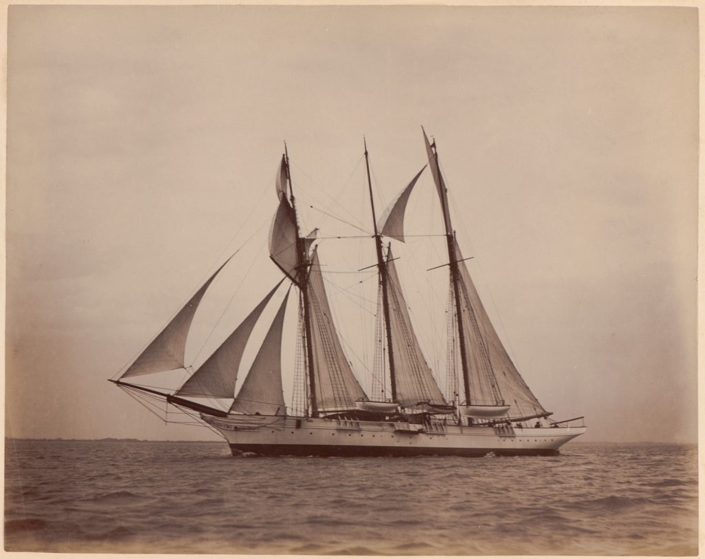 Sunbeam płynie lewym halsem