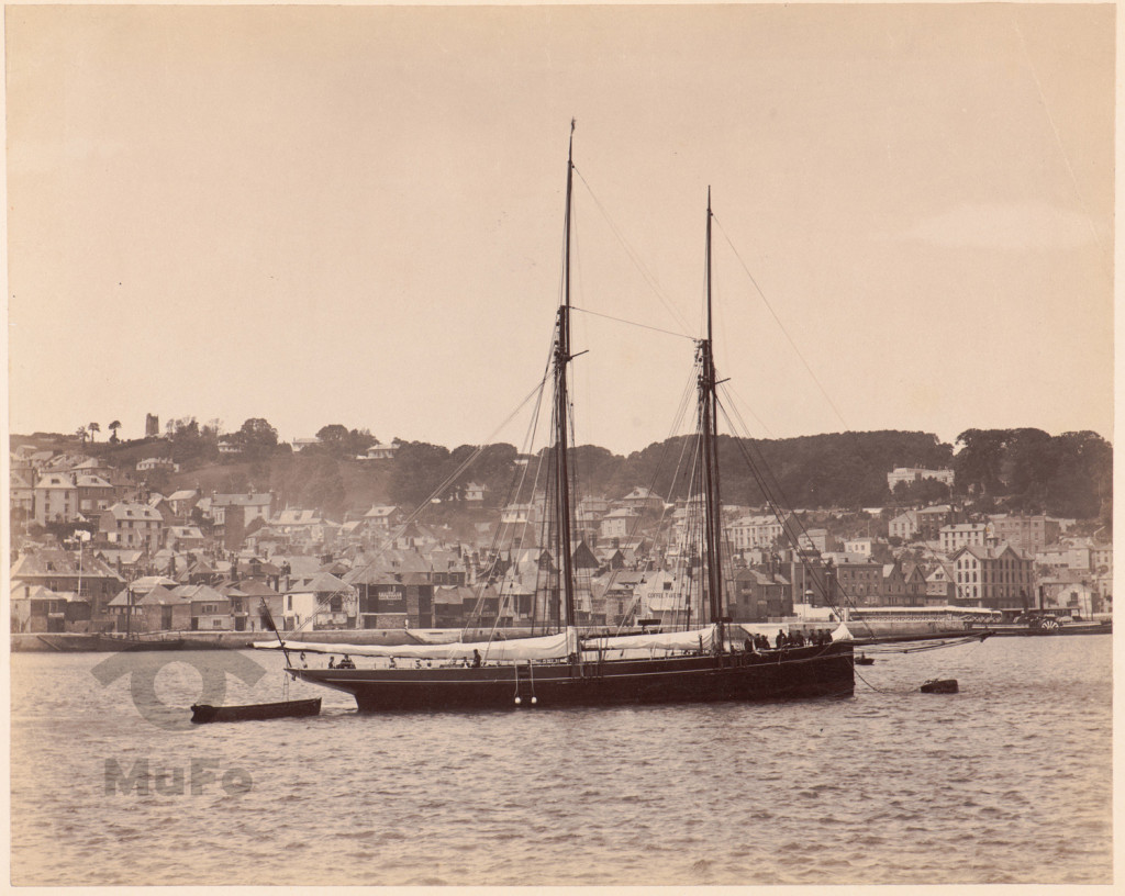 Jacht na kotwicy przy boi 
cumowniczej, w tle brytyjski port