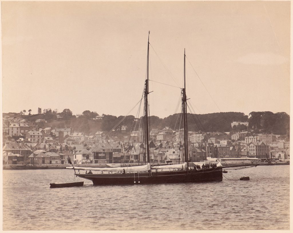 Jacht na kotwicy przy boi 
cumowniczej, w tle brytyjski port