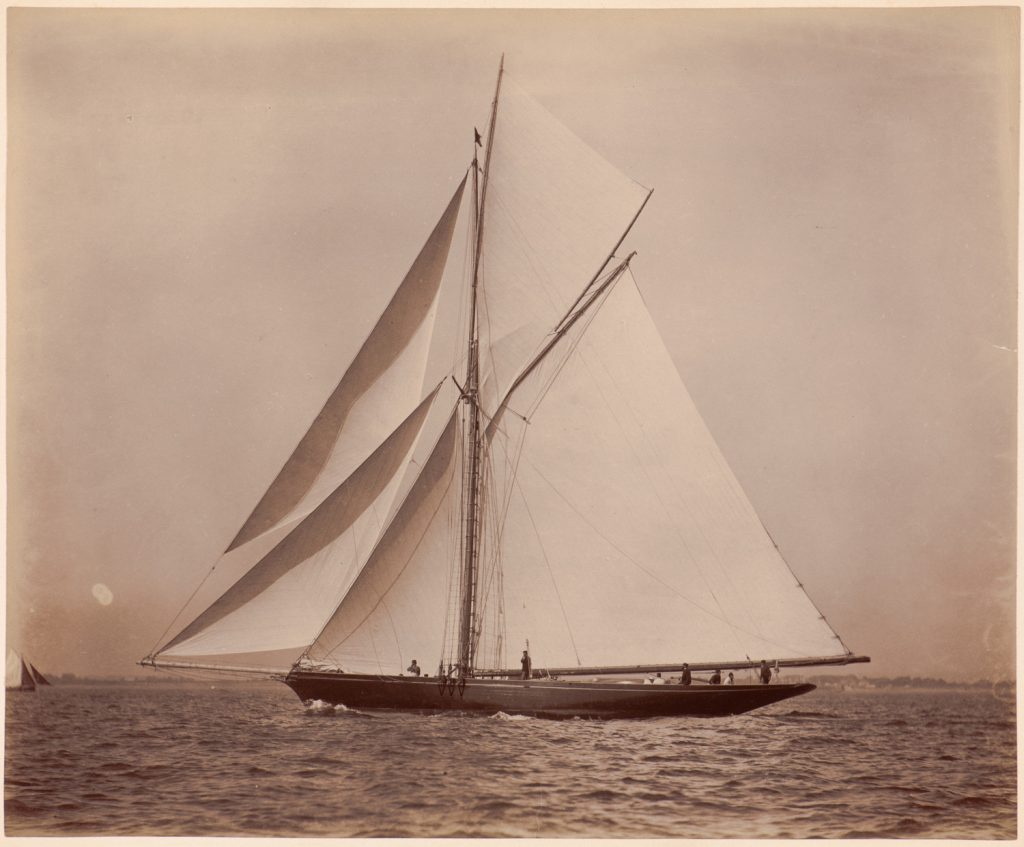 Jacht płynie pod pełnymi żaglami
lewym halsem