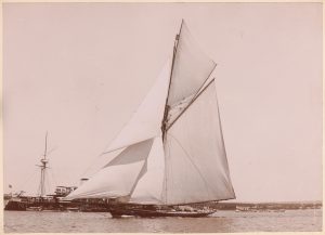 Christa płynie prawym halsem
w porcie Pula