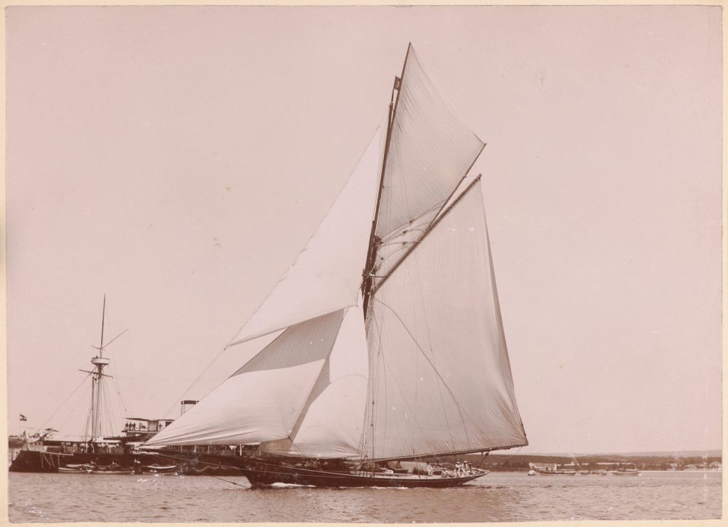 Christa płynie prawym halsem
w porcie Pula