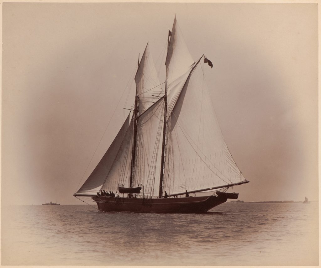 Jacht płynie pod pełnymi żaglami 
przy lekkim wietrze