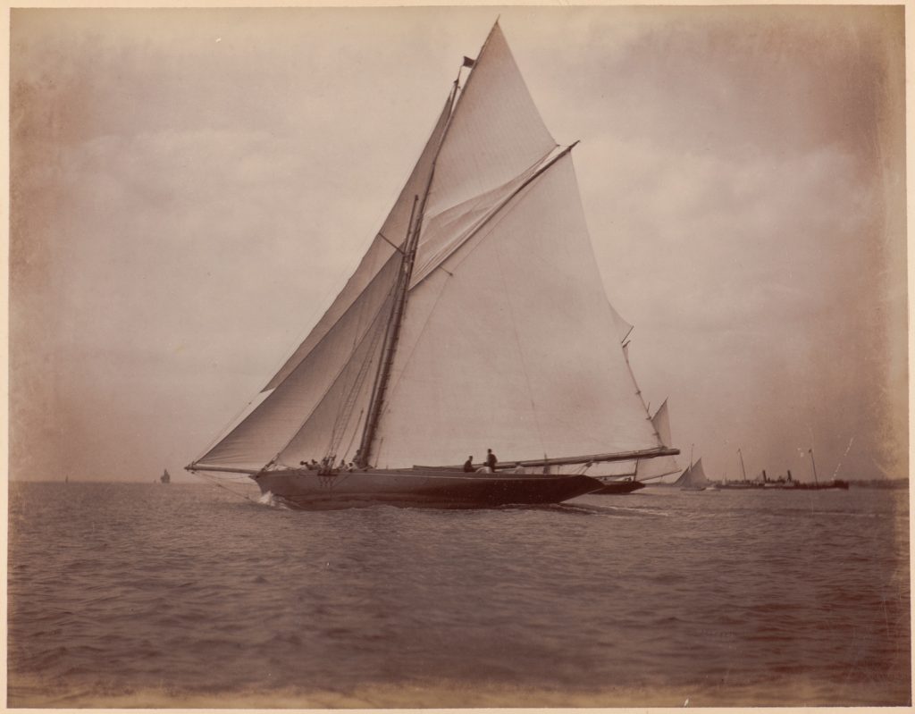 Prawdopodobnie regaty,
na pierwszym planie jacht płynie
lewym halsem